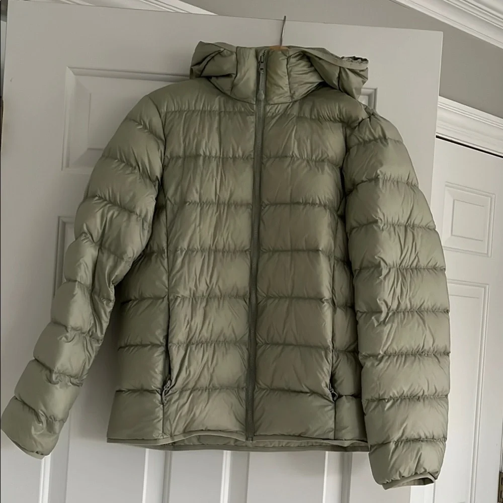 TNA Sage Green Puffer Jacket New Little Puff Packable Aritzia Medium - Picture 2 of 10